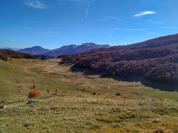 Campo de césped idílico en el paisaje de la región de montaña en un entorno natural aislado para la preservación ecológica — Foto de Stock