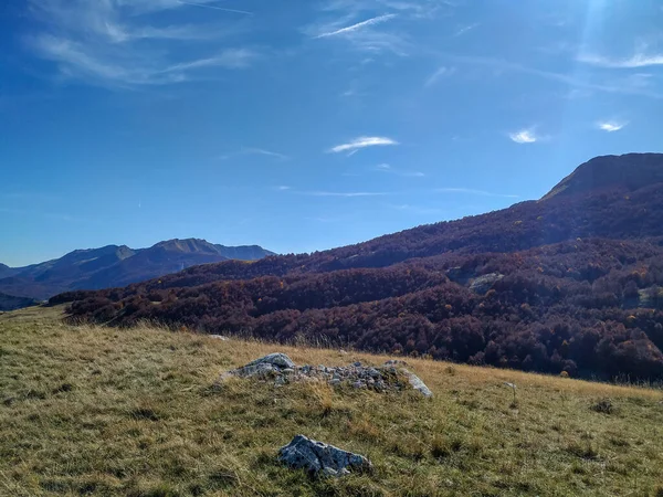 Přírodní krajina se skládala z hor, kopců, lesa, travnatého pole. Turistika v izolovaných a klidných oblastech — Stock fotografie