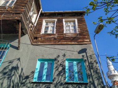 Geleneksel eski tarz ahşap ve beton uzun malikane. Geçmişi ve nostaljik mimarisi olan bir bina.