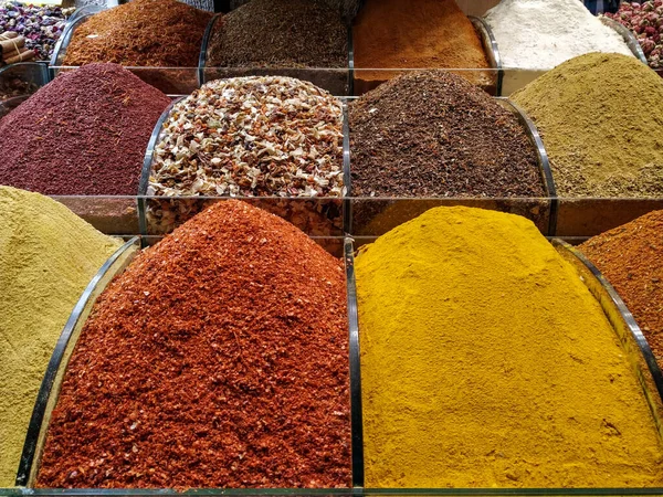 Markete istiflenmiş doğu baharatları ve sağlıklı ve aromatik yemek pişirmek için geleneksel kokularla satılıyor.