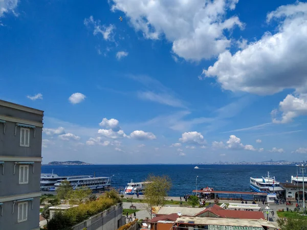 İstanbul yakınlarındaki deniz ufku adalarından güzel bir yaz günü manzarası, gezen tekneler ve kasabadan binalar. — Stok fotoğraf
