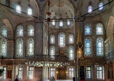 İstanbul, Türkiye 'deki Eyüp Camii' nin güzel iç mekanı. Doğu Osmanlı tarzı mimari dekorasyon ve tasarım dini namaz yeri olarak kullanılıyor.