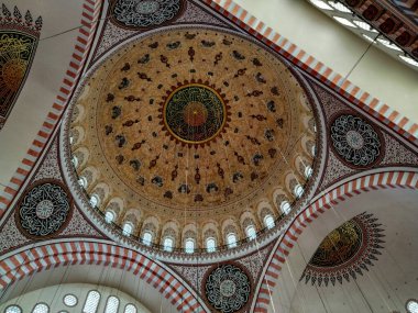 Türk Osmanlı tarzı mimari camiinin güzel dekore edilmiş kubbesi İslami cami