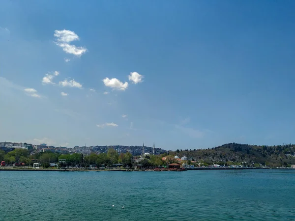 Laut yang tenang biaya pemandangan cakrawala selama musim panas yang hangat selama liburan dengan pemandangan pantai kota Istanbul — Stok Foto