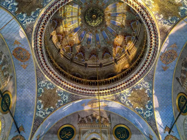 Klidný pohled na kupoli mešity v osmanském tureckém orientálním stylu dekorace, designu a architektury nalezené v Turecku — Stock fotografie