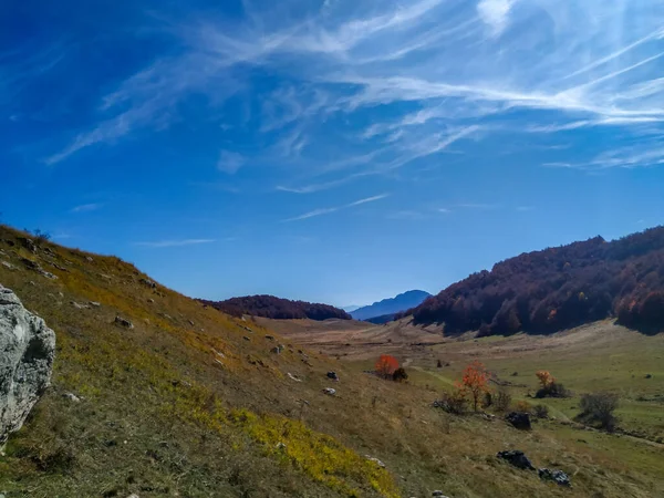 Lugn natur i den avlägsna bergsregionen medan vandring och klättring under hösten i bevarad och orörd natur — Stockfoto