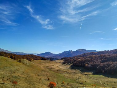 Renkli kırsal vadi manzarası ekolojiyi ve dokunulmamış sağlıklı doğayı temsil ediyor.