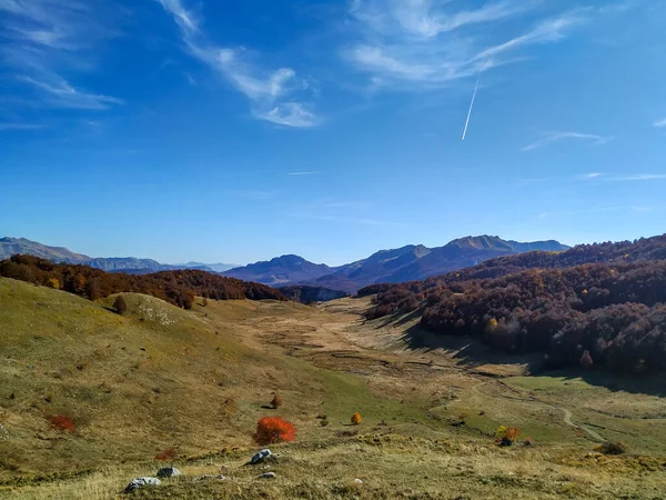 Malowniczy krajobraz w regionie górskim podczas spaceru, wędrówki, trekkingu i wspinaczki w piękny jesienny jesienny dzień — Zdjęcie stockowe