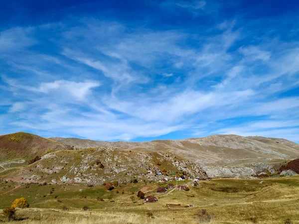 Friedliche und ruhige Aussicht auf felsige Gebirgslandschaft an einem schönen Herbsttag für einen ruhigen und friedlichen Tag in der Natur — Stockfoto