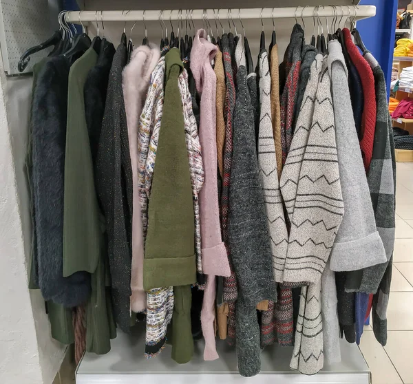 따뜻 한 겨울옷을 입고 가게에 걸어 놓은 야외 복장 — 스톡 사진