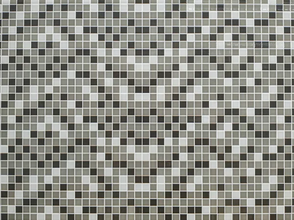 Küçük banyo kiremitleri, büyük bir dekorasyon olarak birçok renge sahip ilginç bir modern biçim deseni oluşturuyor.