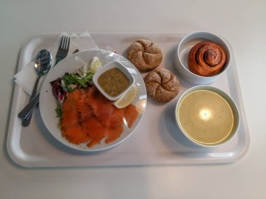 Ikea 'da öğle yemeği molası, sağlıklı ve lezzetli yiyecekler, somon, sos, sebze çorbası, ekmek ve tarçınlı rulo ekmek.
