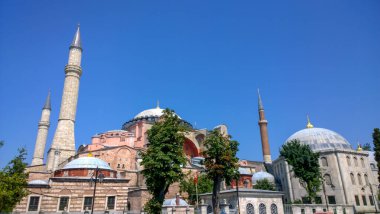 İstanbul 'daki Ayasofya Müzesi, önünde ağaçlar, Türkiye' nin büyük milli heykeli