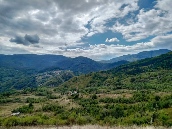 Вид на далекую и изолированную деревню с горами вокруг, мирный момент, пойманный на природе — стоковое фото