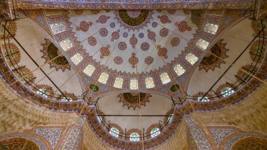 İstanbul 'da, Kubbe' nin doğuya özgü süslemeleri ve detaylara odaklanmış şaşırtıcı dingin simetrik sedirme camisi