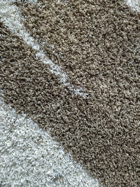 Дизайн білого і коричневого кольору на м'якому і теплому килимі для сучасного внутрішнього покриття поверхні з натуральних вовняних матеріалів — стокове фото