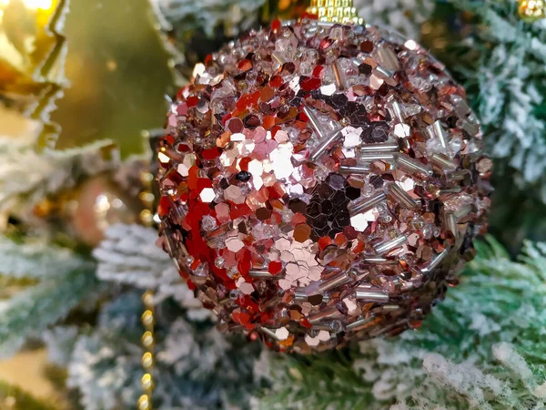 Sparkly decorative ball ornament on a christmas tree for holiday christmas tree and new year's eve hanging. — Stock Photo, Image