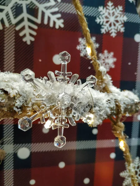 Vánoční bílá průhledná neprůhlednost sněhová vločka s vánoční tématikou červené a modré pozadí. Sníh na provaze pro pocit prázdnin v Silvestra. — Stock fotografie