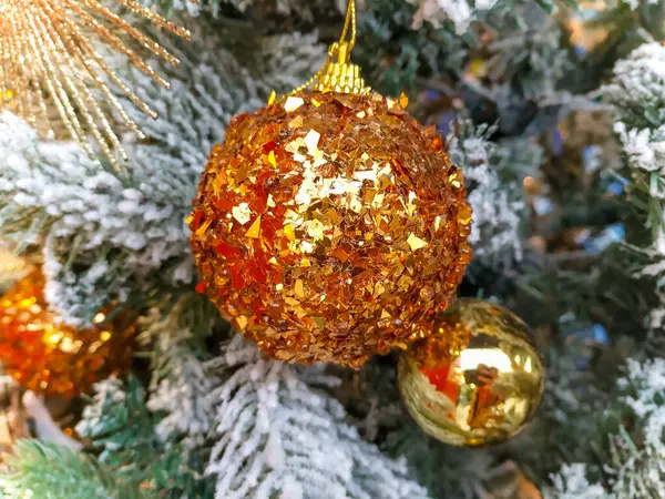 Jiskřivé vánoční ozdoby a míč tak zblízka s dalšími reflexní ozdoby na vánoční stromeček na Silvestra — Stock fotografie