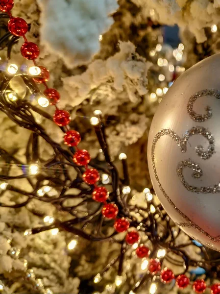 Bílé vánoční míč ornament na zasněžené borovice zblízka vánoční stromeček dekorace pro slavnostní Nový rok dovolená — Stock fotografie