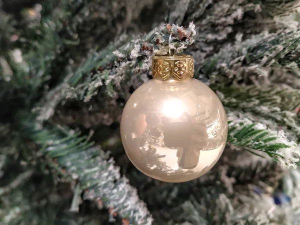Jednoduchá slavnostní ozdoba na vánočním stromečku jako dekorace v teplém domově, mrazivé jehličí borovic. Visí na stromě. — Stock fotografie