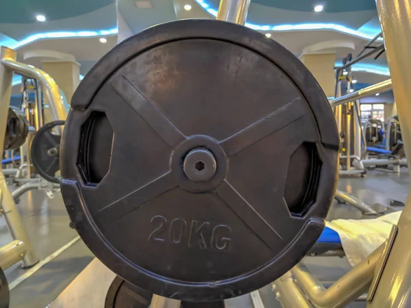 Closeup των 20 kg μέταλλο βάρους για την οικοδόμηση του σώματος και την άρση βαρών για την άσκηση, ζουν έναν υγιεινό τρόπο ζωής και την αύξηση της αντοχής — Φωτογραφία Αρχείου