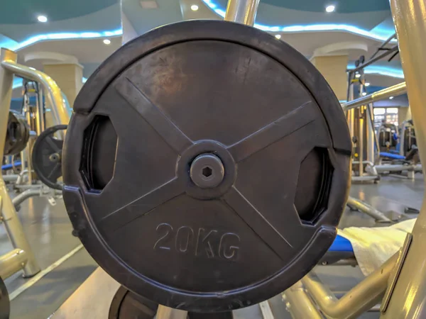 Vücut geliştirme için 20 kg ağırlık metali, egzersiz için ağırlık kaldırma, sağlıklı bir yaşam tarzı ve artan güç.