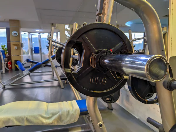 Nehézsúlyú 10 kg súlyú súlyzó erőemelés és súlyemelés az erőnléti edzés és az állóképesség növelése érdekében egészséges életmódbeli tevékenységként — Stock Fotó