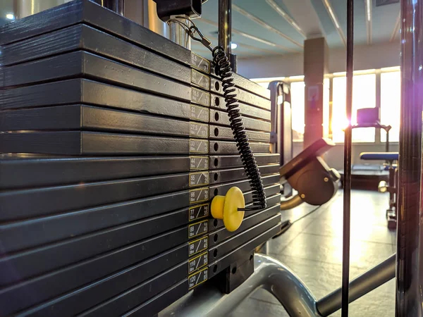 Modern utrustning för styrketräning, viktval och träning på gym inomhus för att bygga muskler, styrka och uthållighet — Stockfoto