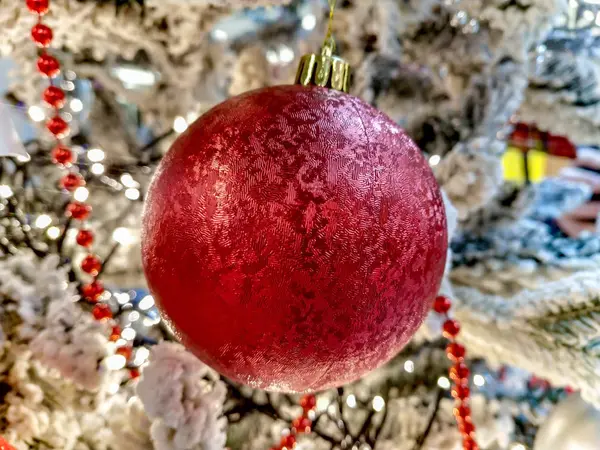 Červená koule ornament visí na vánoční stromeček jako domácí dekorace pro slavnostní Silvestr se zasněženou borovice — Stock fotografie