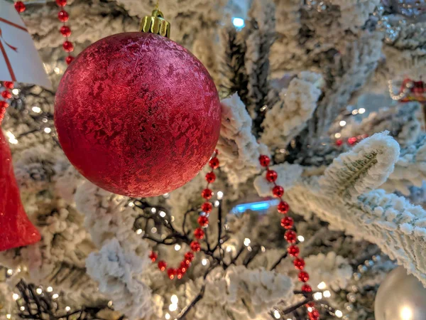 冬の休日クリスマスと新年の季節、光、赤真珠、赤いボールで居心地の良い家庭の雰囲気で飾られたクリスマスツリー — ストック写真