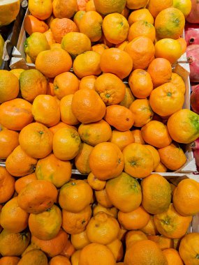 Lezzetli ve taze portakallı mandalinalar bir süpermarkette satılmaya hazır. Sulu ve sağlıklı bir meyve..