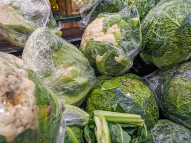 Lezzetli yeşil lahana kafaları bir sonraki yemek için sağlıklı ve taze organik bir seçim olan süpermarkette satılmaya hazır.