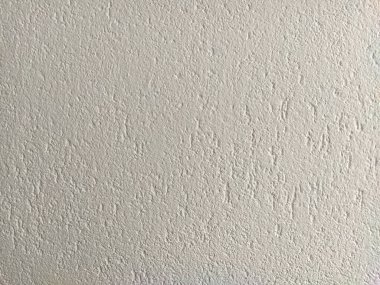 Grunge, evin içinde bir sürü deseni olan kaba beyaz bir duvar görüyor. Duvarın iç yüzeyi..