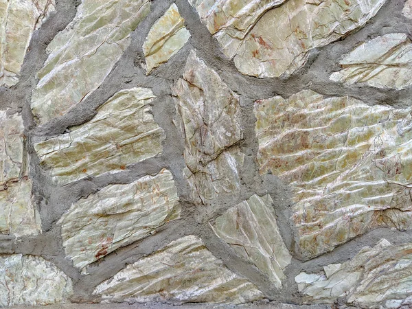Belle couverture de mur de style rétro ou de surface au sol pour la façade ou le papier peint dans des roches de pierre de matériau naturel — Photo