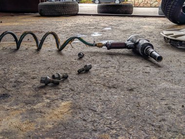 Lastik değiştirme sezonunda lastikleri vida ve diğer aletlerle değiştirmek için gerekli aletler.