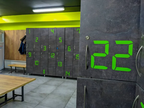 22 numaralı dolap ya da soyunma odasında spor kıyafetlerini spor kıyafetleri ya da diğer spor kulüpleri ile değiştirmek için.