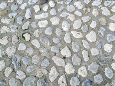 Geleneksel yuvarlak kaya duvar arkaplanı binanın duvarında ya da dışarıdaki zemin katta pürüzlü dokusu ve deseni olan.