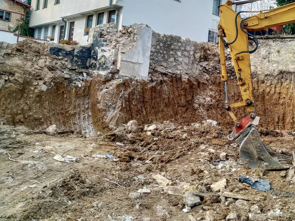 Hatalmas buldózer kotró munka között a piszkos föld ásatás helyén, miközben ásni az építési hely — Stock Fotó
