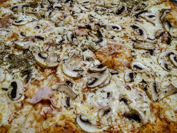 점보 크기의 지방질 피자로 만든 맛있는 피자가 버섯, 치즈, 반죽 조각들이 있는 식당에서 제공되고 구운 것이다 — 스톡 사진
