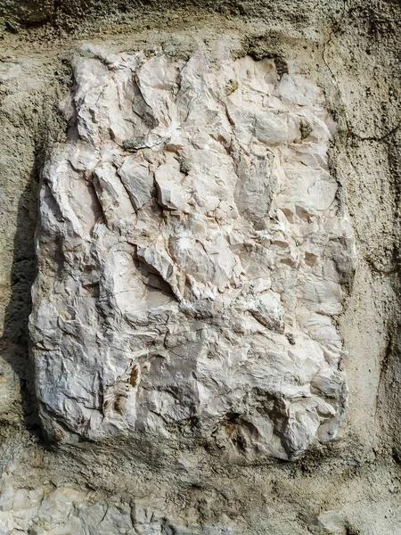 Крупним планом один камінь старий виглядає і носить фон стіни з цегли на стіні будівлі на відкритому фасаді — стокове фото