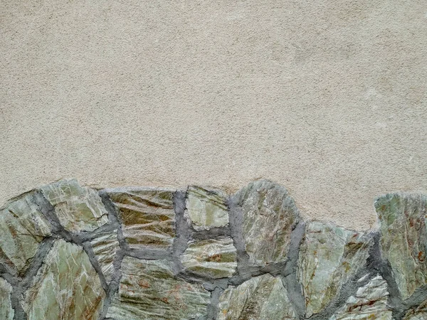 Kamienne tło ściany kamiennej na ścianie budynku w plenerze o szorstkiej fakturze i ciekawym naturalnym wzorze z jednostronną gładką fasadą — Zdjęcie stockowe