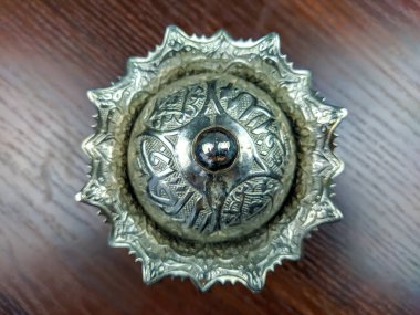 Türk doğu tarzı bakır şeker ve şeker kasesinin üst görüntüsü, kepli ve ahşap kaplamalı güzel dekorasyonlar.