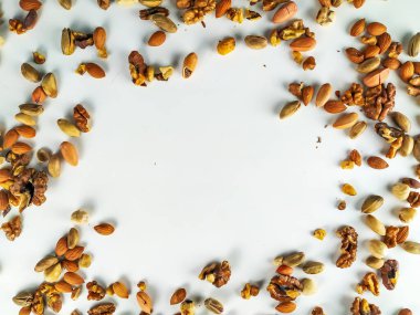 Sağlıklı ve besleyici organik renkli fındık karışımı köşelerde sağlıklı bir diyet sunuyor boş beyaz boşluğu doldurmak için rastgele bir çerçeve oluşturuyor.