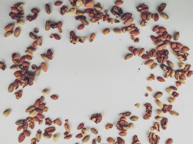 Sağlıklı ve besleyici organik renkli fındık karışımı köşelerde sağlıklı bir diyet sunuyor boş beyaz boşluğu doldurmak için rastgele bir retro renk çerçevesi oluşturuyor.