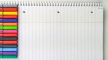 Boş beyaz defter sayfası spiral ve deliklerle dolu ve not almak için okul, üniversite ya da işletme