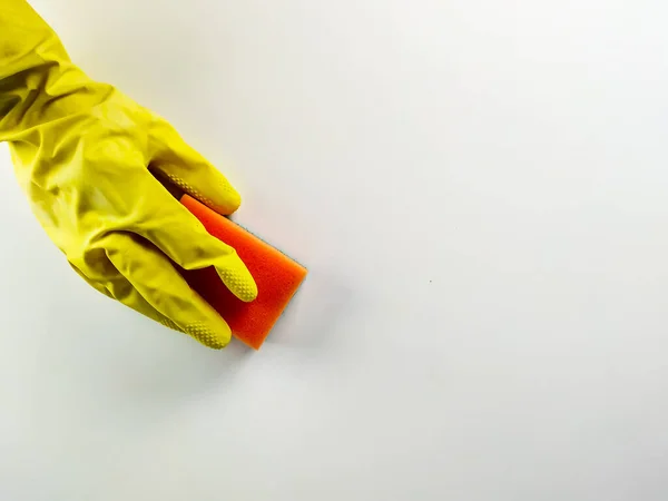 白色背景的黄色清洁橡胶手套及橙色海绵作为家居清洁用品的上图 — 图库照片