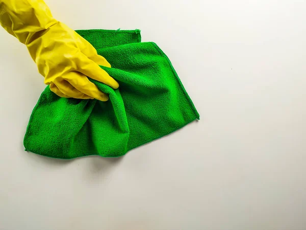 清洁用的橡胶黄色手手套和白色背景的棉绿色抹布作为清洁、卫生和持家的概念 — 图库照片