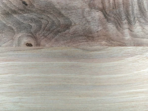 Moderní hnědé a béžové dřevěné pozadí pro povrchové pokrytí a design tapety s typickými liniemi dřeva a uzlovou texturou s hladkým povrchem — Stock fotografie