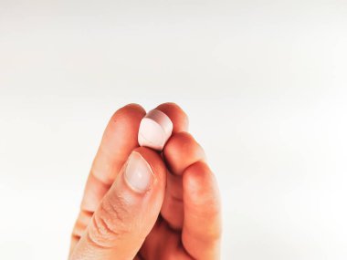 Reçeteli ilaç tedavisi ve ağrı kesici dozajı olarak tek bir hap tabletini tutmanın yakınlığı